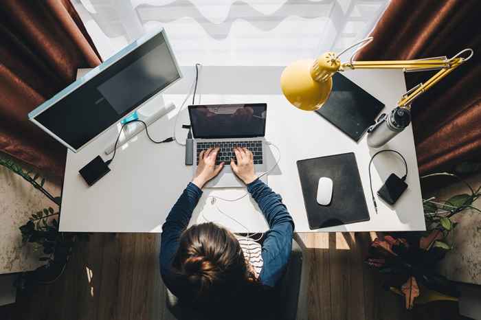 Foto: Frau sitzt im Homeoffice beim Schreibtisch und arbeitet am Laptop