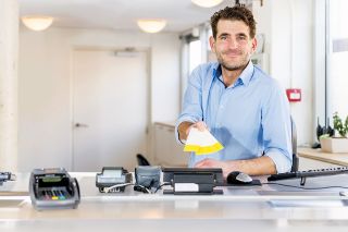 Foto: Person mit Gutscheinen